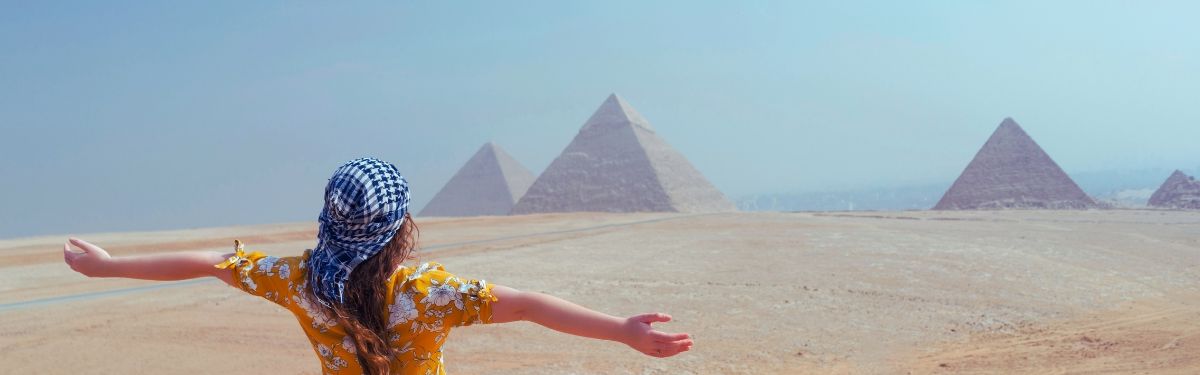 Woman dressed in a tarnoosh enjoyinf pyramid views